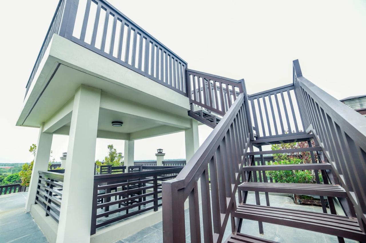 Villa Esmeralda Bryan'S Resort Hotel And Restaurant Palayan City Exterior foto