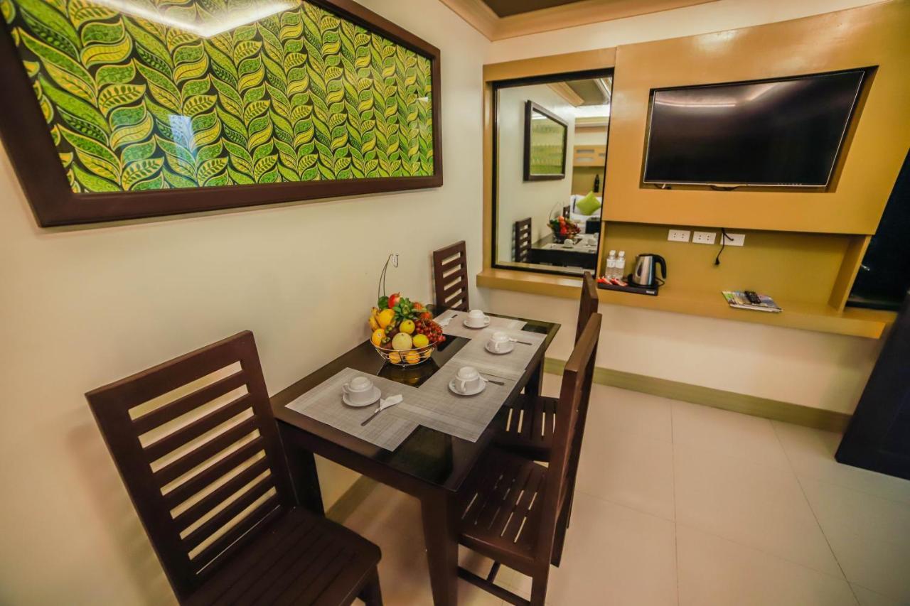 Villa Esmeralda Bryan'S Resort Hotel And Restaurant Palayan City Exterior foto