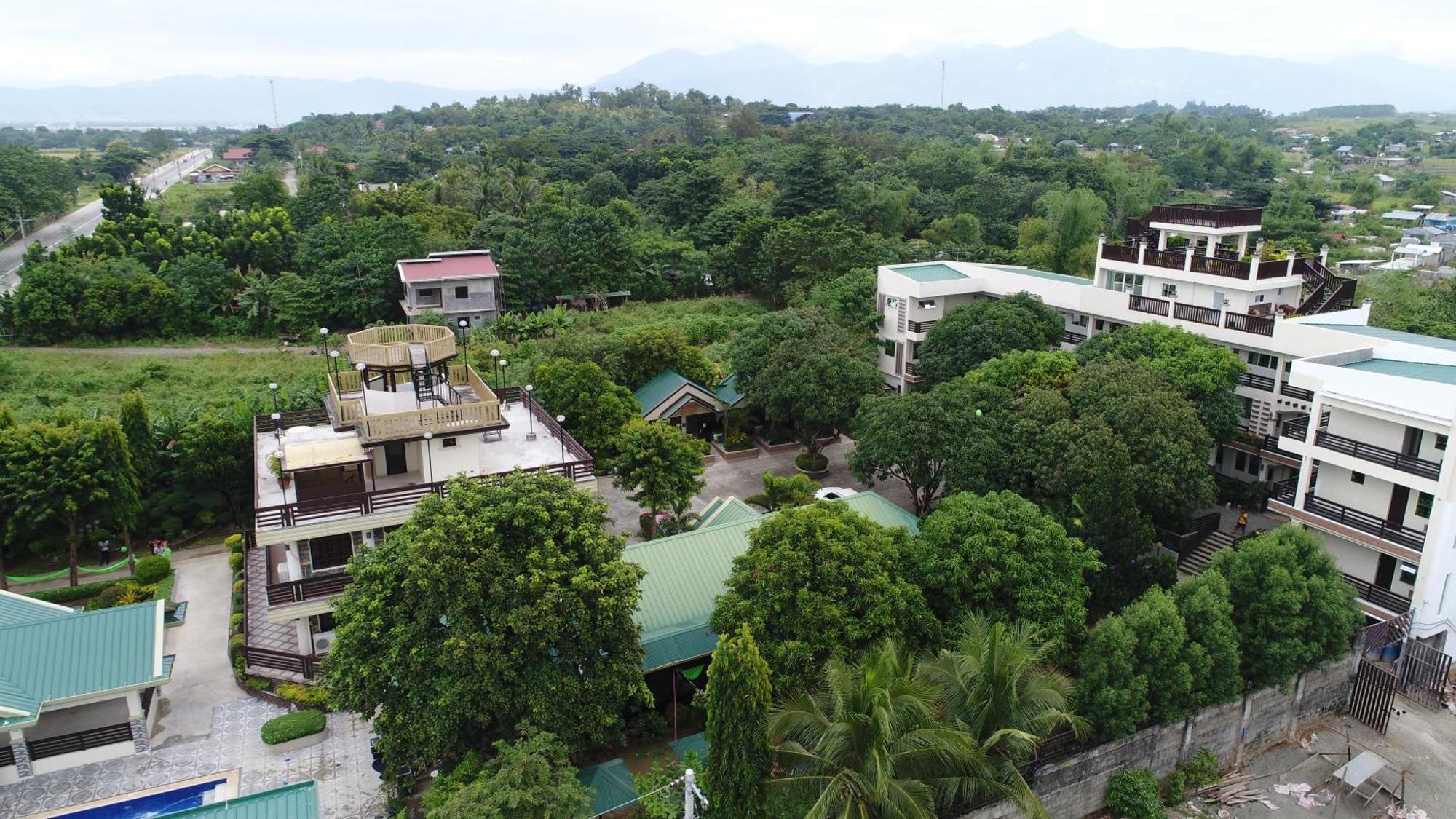 Villa Esmeralda Bryan'S Resort Hotel And Restaurant Palayan City Exterior foto